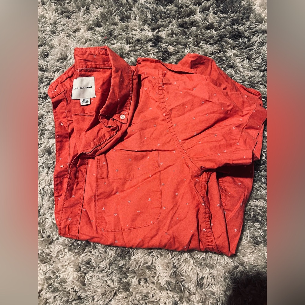 Men’s short sleeve button up 
Size S 
American Eagle
Coral with danty design